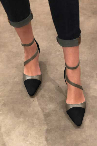 Matt black and taupe brown women's open side shoes, with snake-shaped straps. Tapered toe. Medium spool heels. Worn view - Florence KOOIJMAN